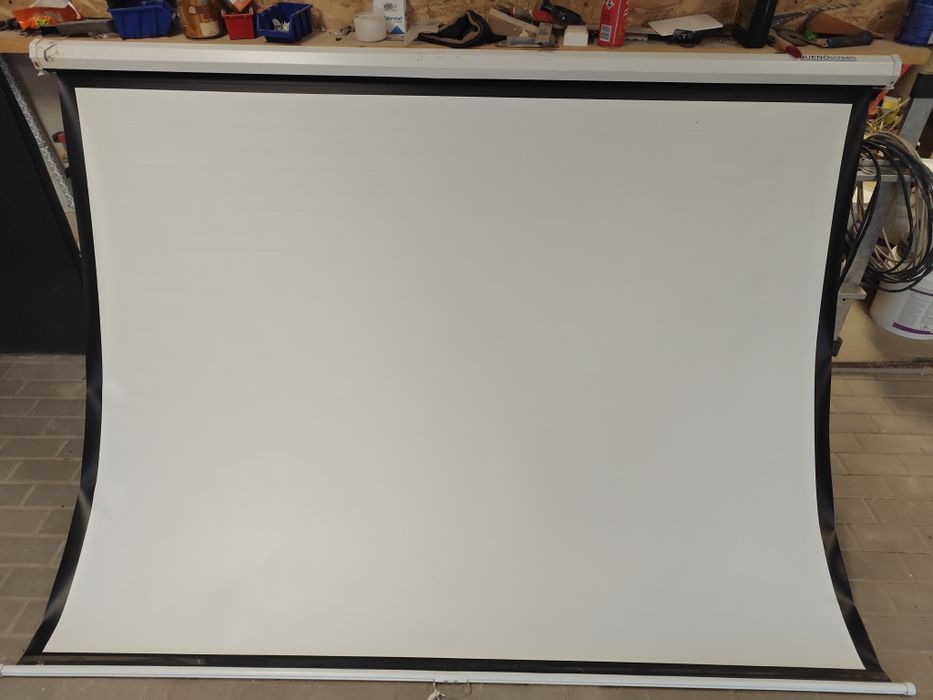 Ekran do projektora duży
