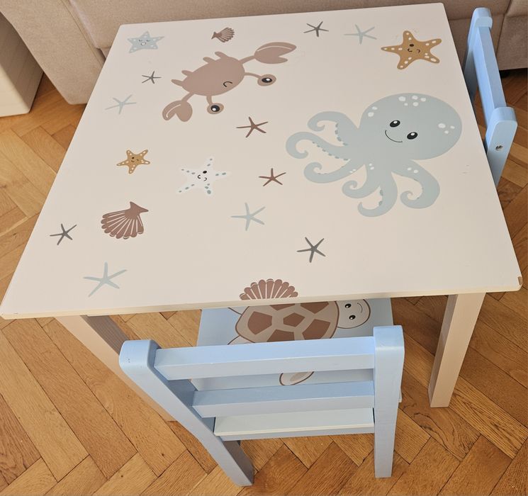 Stolik dziecięcy + 2 krzesełka