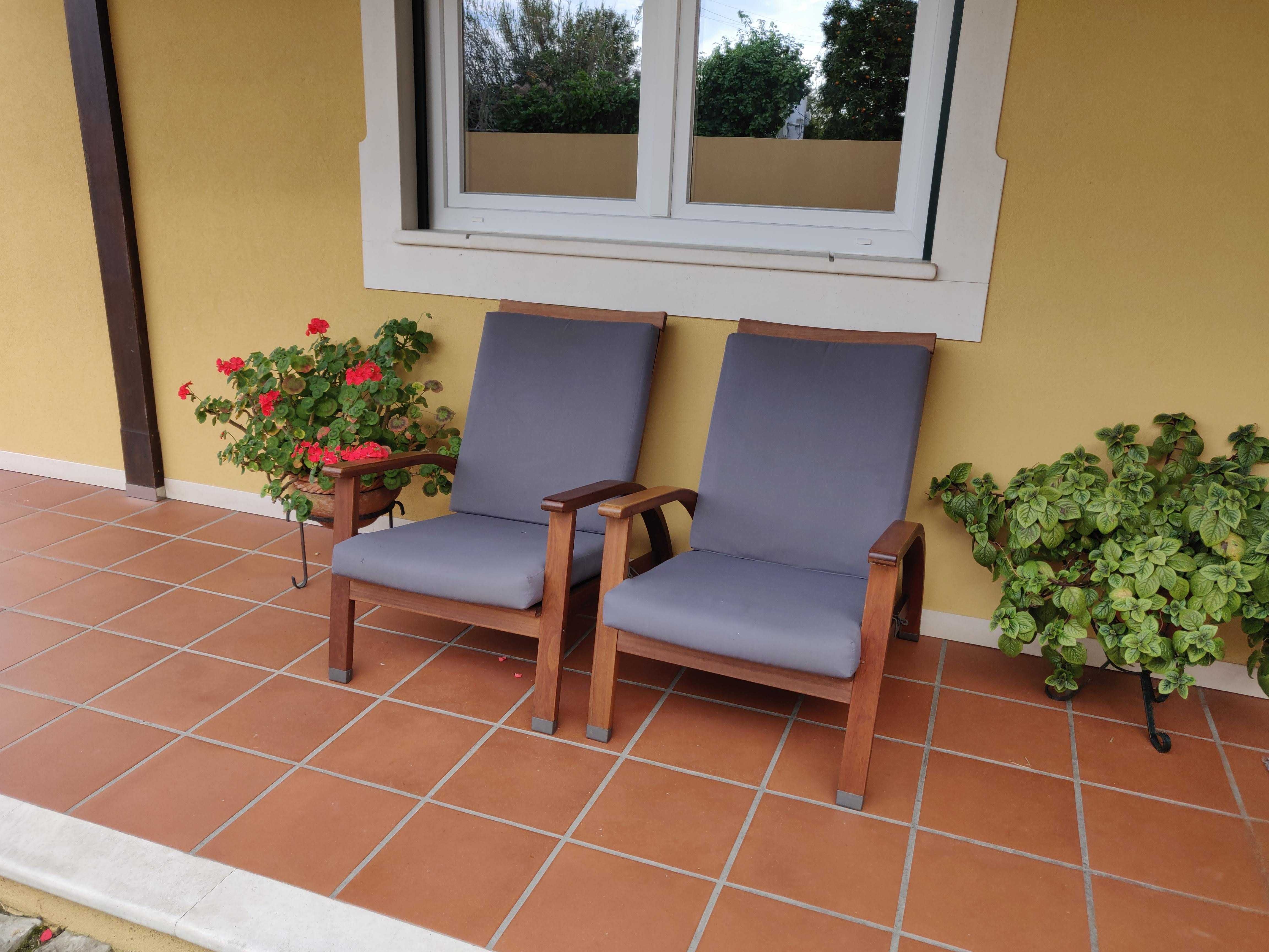 Conjunto de 2 cadeiras de exterior em madeira