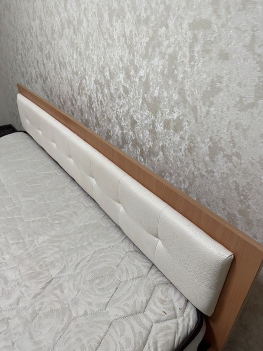 Продам двоспальне ліжко з матрацом в чудовому стані