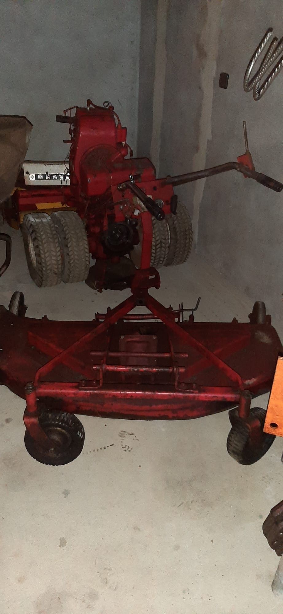 2 máquinas Gravely para cortar mato e prato de cortar relva