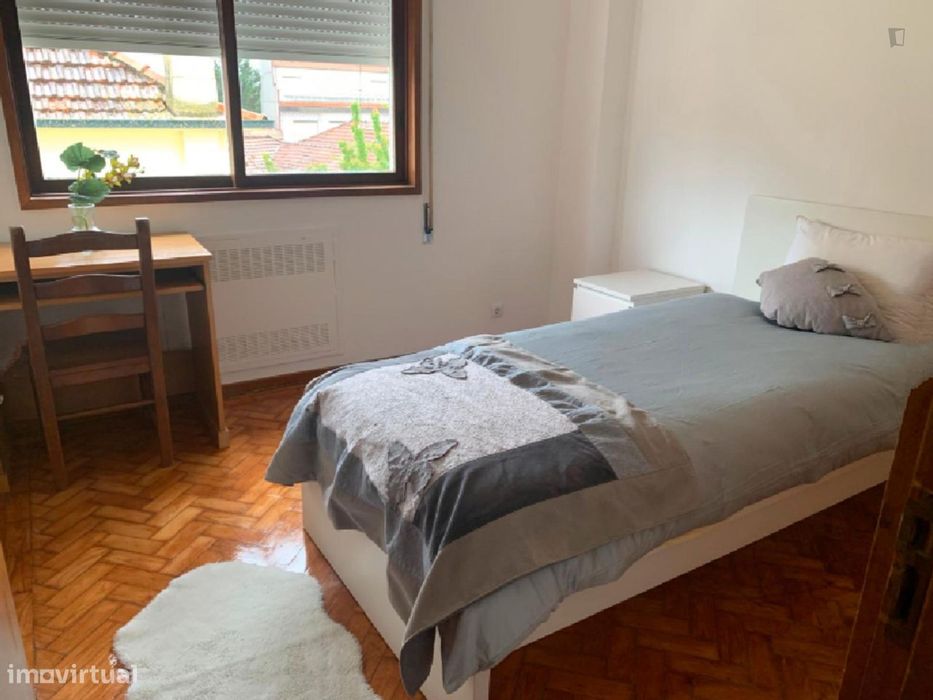703665 - Quarto com cama de solteiro em casa...