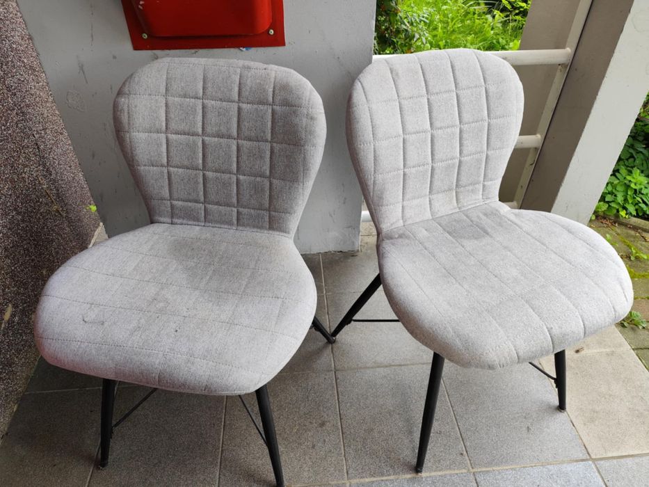 Dwa tapicerowane krzesła