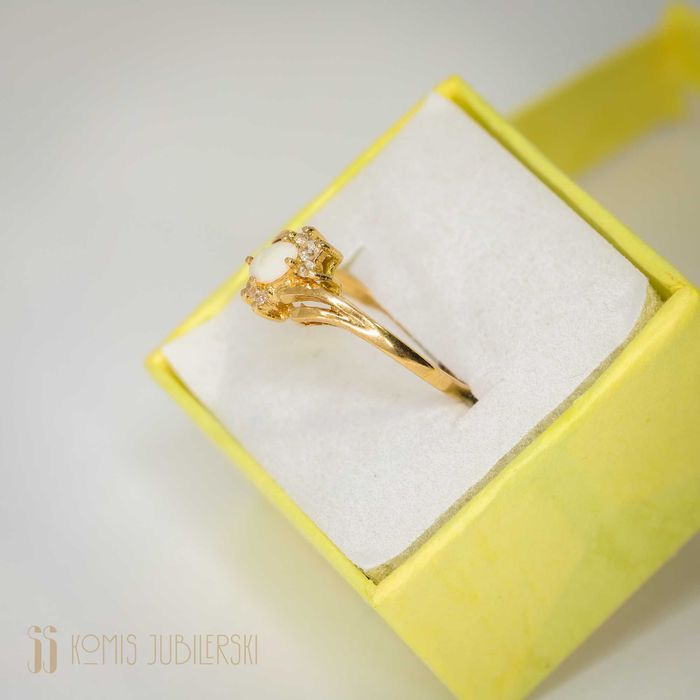 Złoty pierścionek z opalem i cyrkoniami