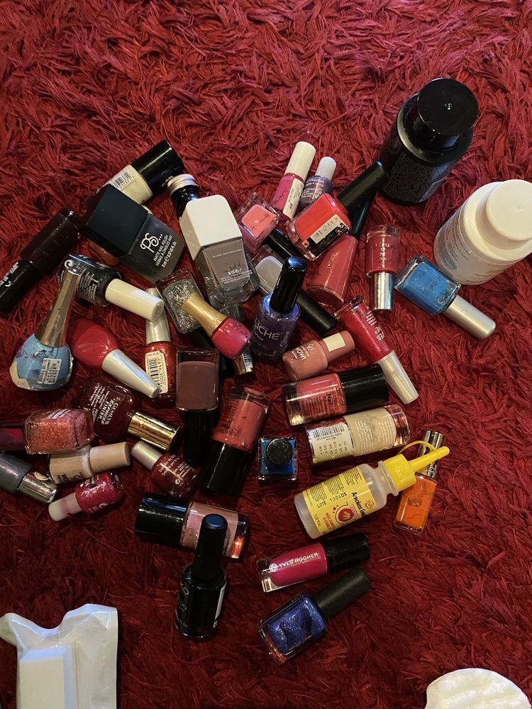 Caixa com muitos vernizes de unhas