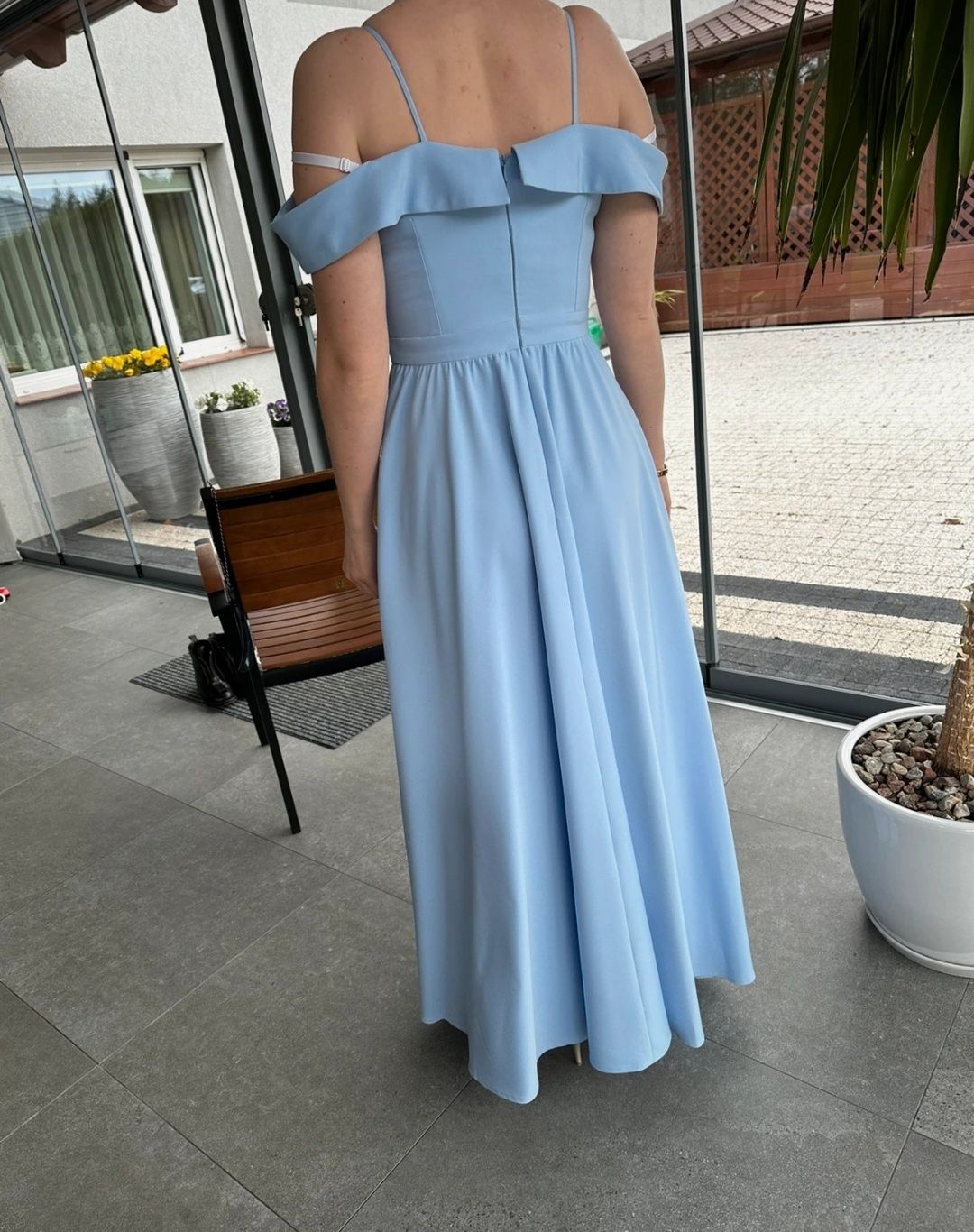Sukienka maxi szeroki dekolt błękitna niezwykle kobieca suknia lou emo