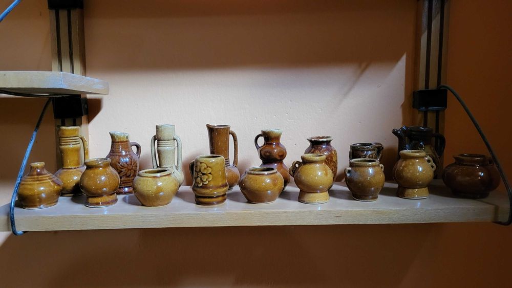 Kolekcja brązowych ceramicznych dzbanuszków