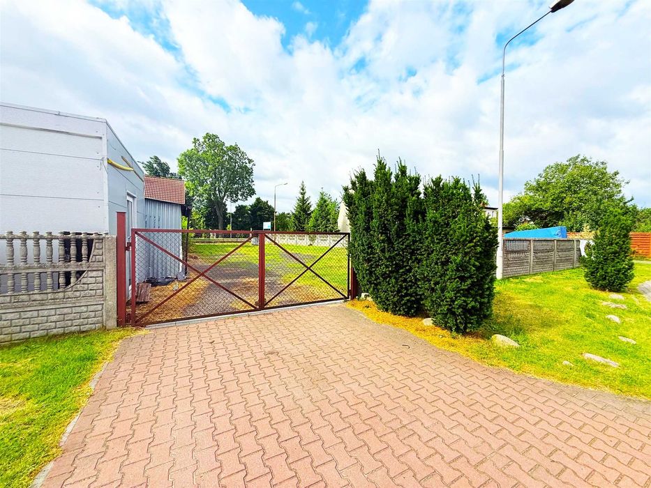 Dom mieszkalny z garażem/działka inwestycyjna po komisie samochodowym