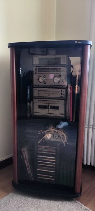Aparelhagem de som Sony com colunas e móvel