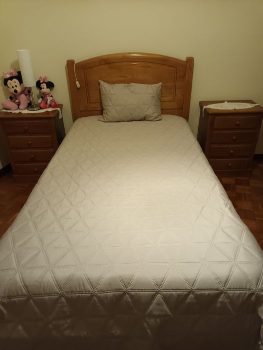 Cama  de solteiro com duas mesinhas de  cabeceiras