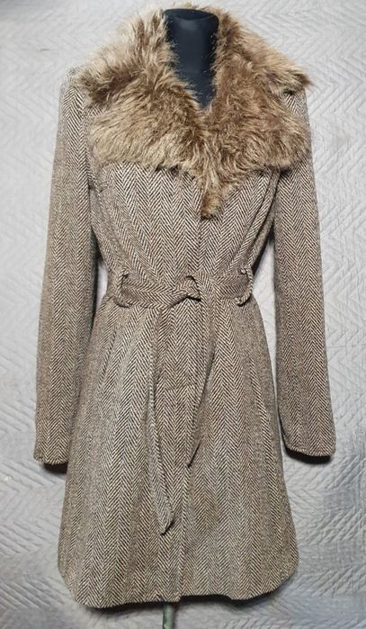 Płaszczyk z futrzanym kołnierzem wiązany w talii S