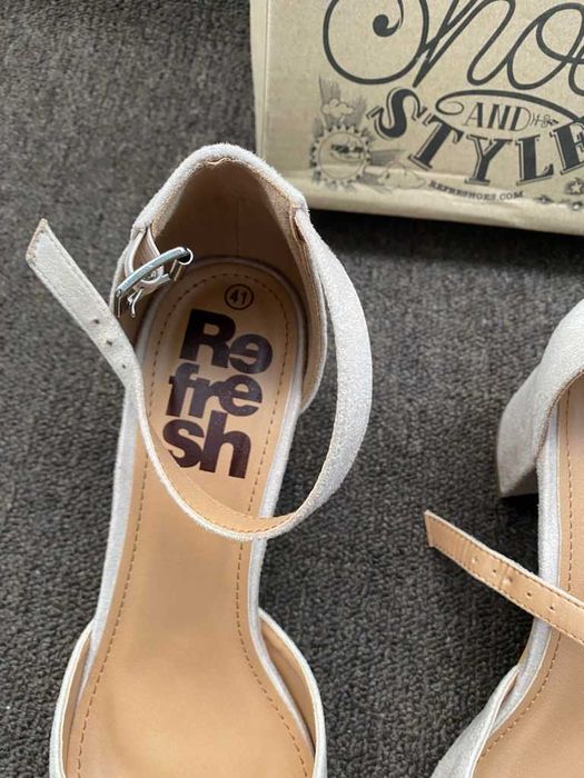 Czółenka  na słupku rozmiar 41 - nowe !