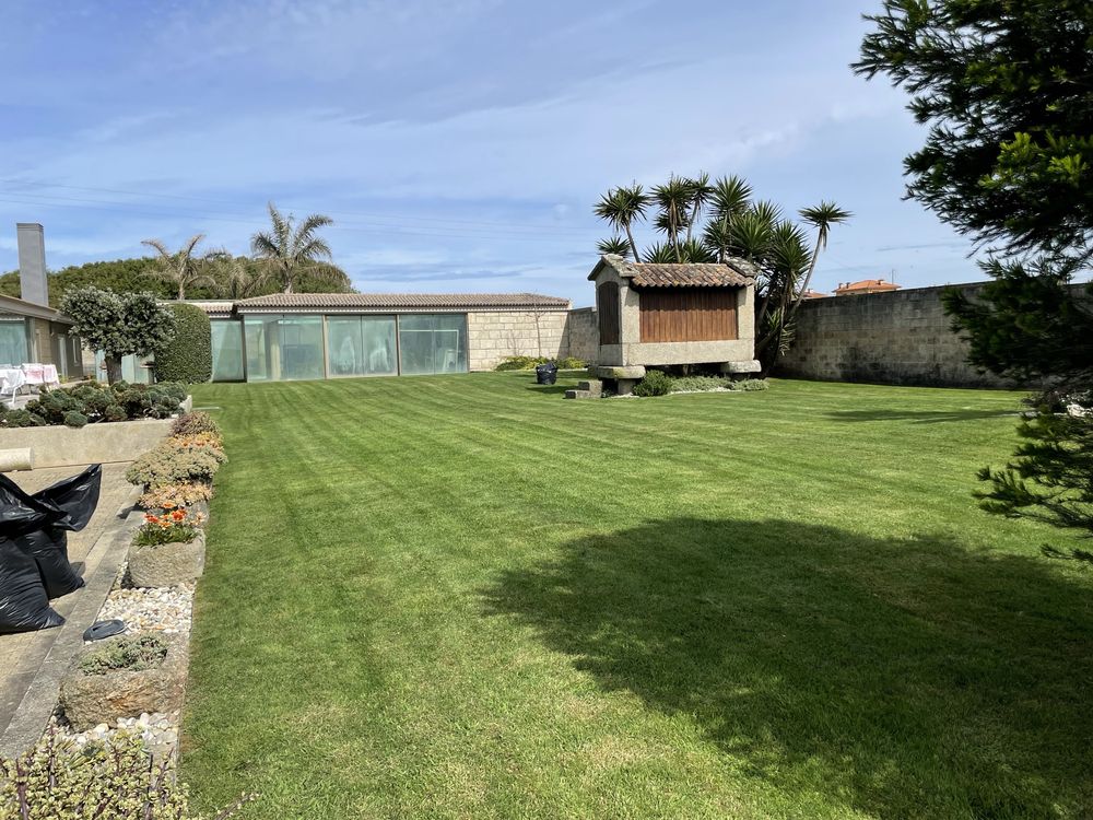Serviços de jardinagem e limpeza de terrenos.