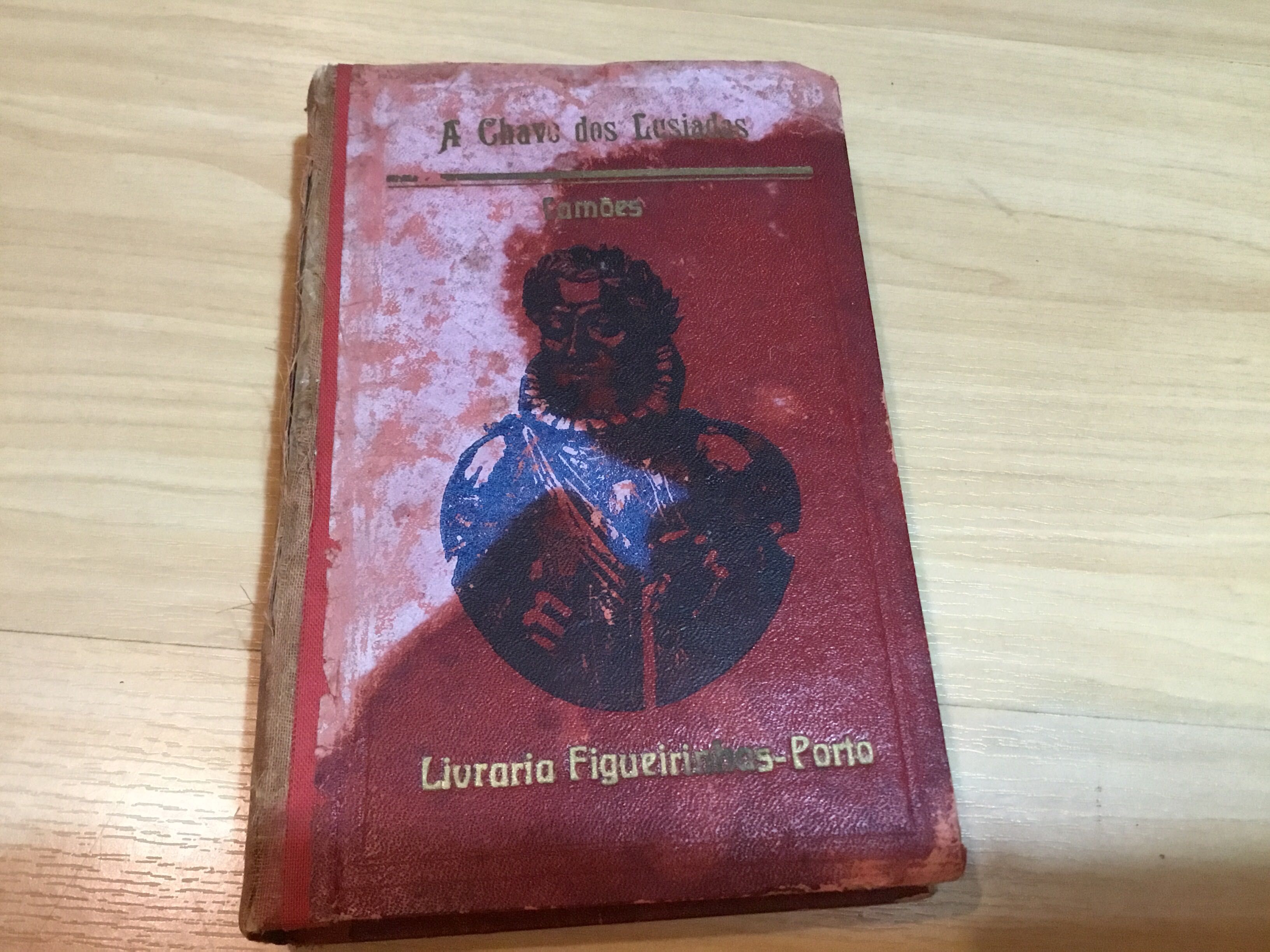 Livro antigo “A chave dos Lusíadas” da livraria Figueirinhas