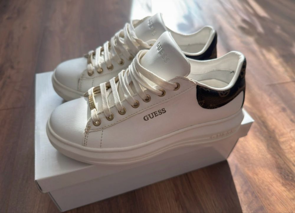 Guess Sneakersy FL8VIB LEA12 Biały