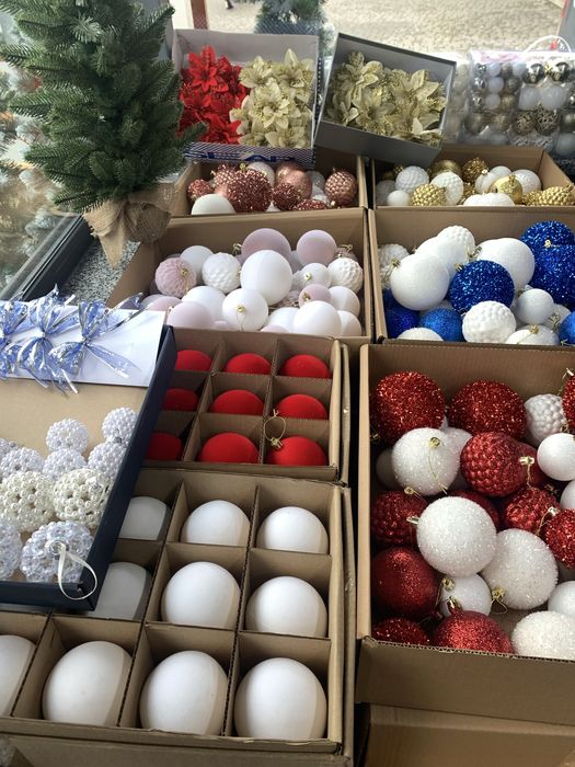 Продаж штучних ялинок, іграшок, гномів в м.Стрий