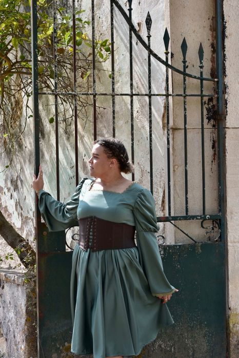 Especializada em fazer vestidos e roupas formais para mulheres.