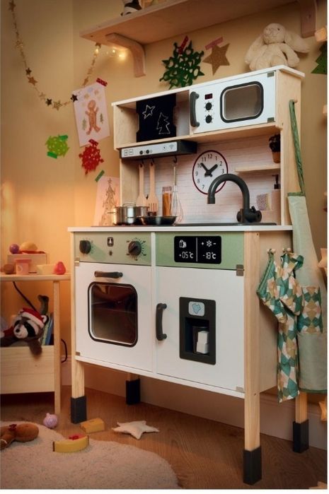 Дитяча дерев'яна кухня PLAYTIVE, з багатим набором аксесуарів.