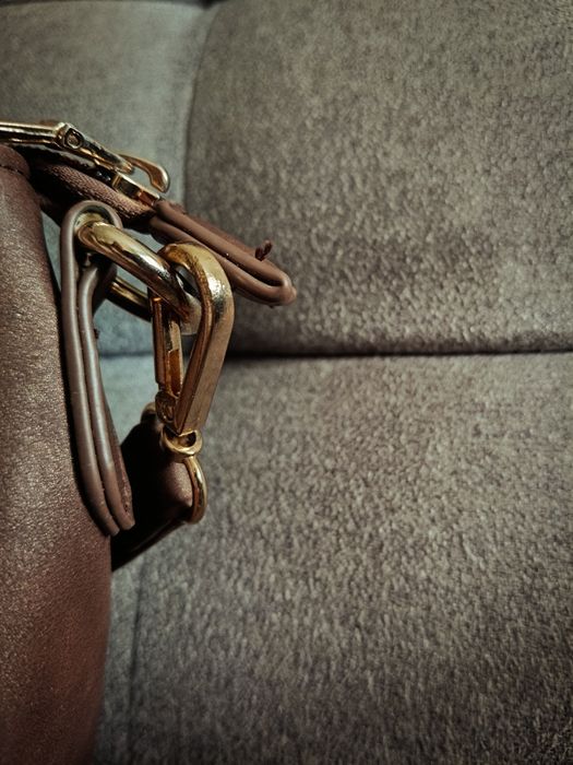 Monnari mała brązowa torebka na ramię z ozdobnym łańcuchem