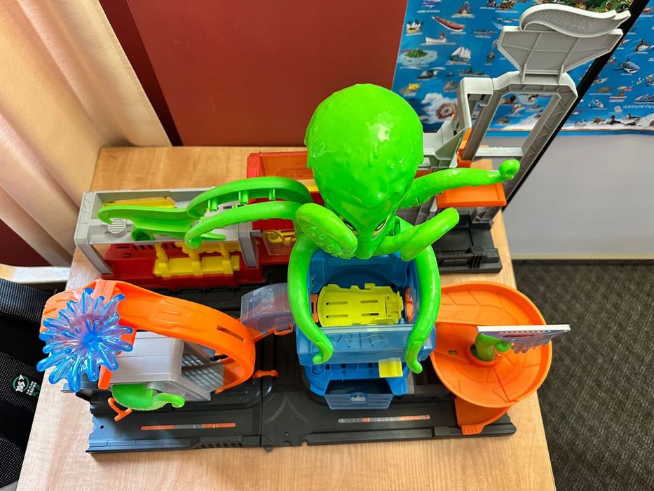 Hot Wheels City zestaw CR Megamyjnia Atak Ośmiornicy