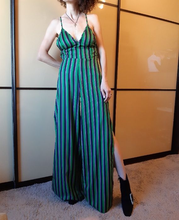 Комбинезон полоска, разрезы по бокам, открытая спина prettylittlething