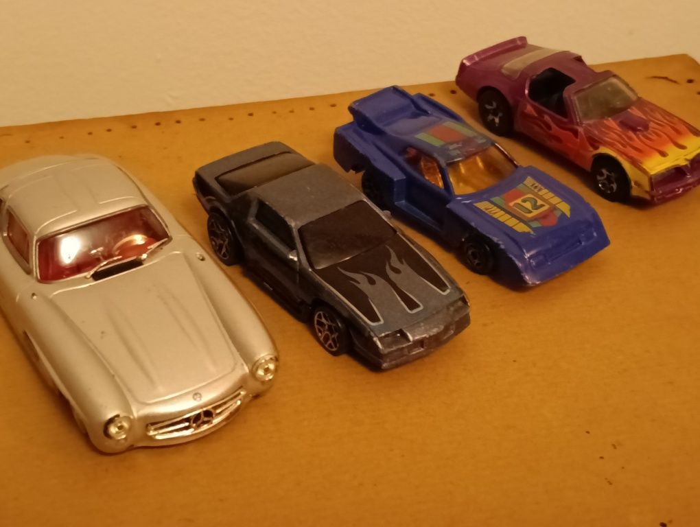Quatro belas miniaturas colecionáveis