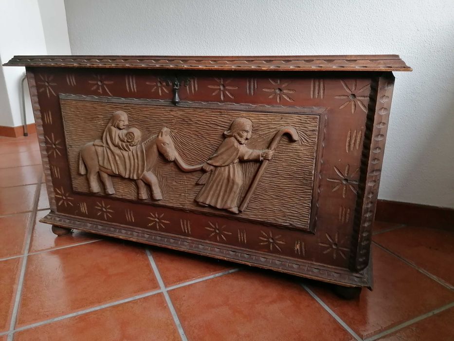 Arca antiga em madeira