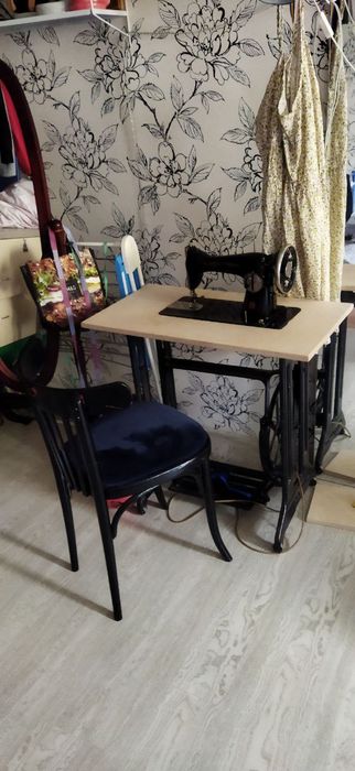 Швейная машина на чугунной станине.