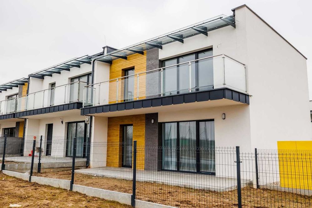 Szeregówka całkowicie umeblowana i wyposażona z ogrodem i parkingiem