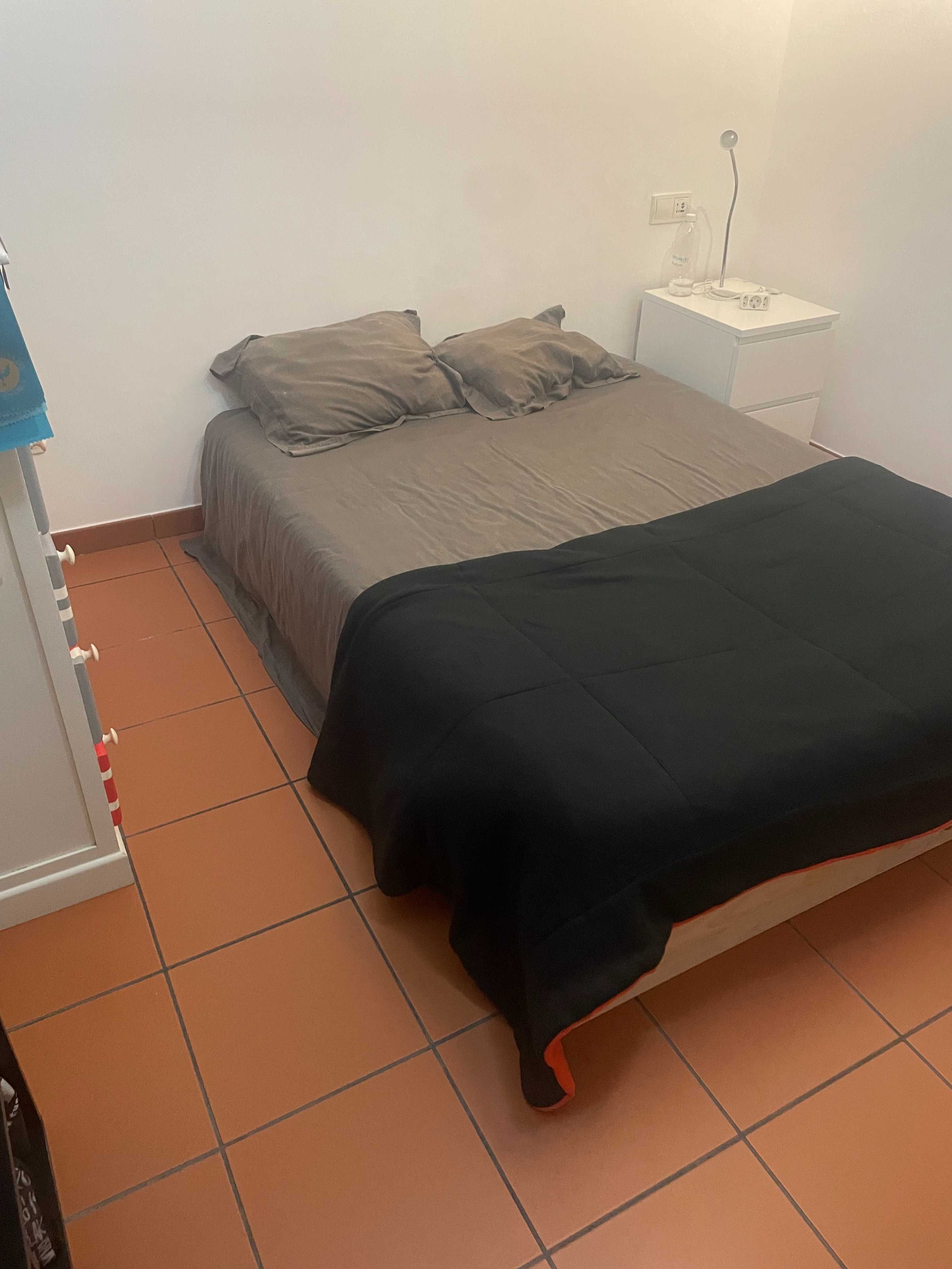 Cama de Casal com Estrado+Colchão e Arrumação