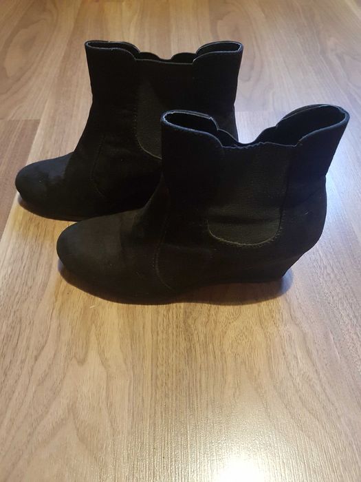 Czarne buty na koturnie