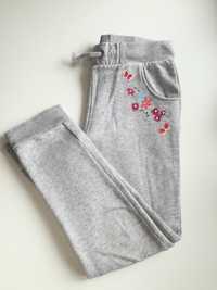 Szare spodnie dresowe dla dziewczynki F&F dresy r. 122