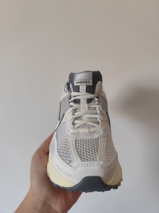 Nike Wmns Zoom Vomero 5