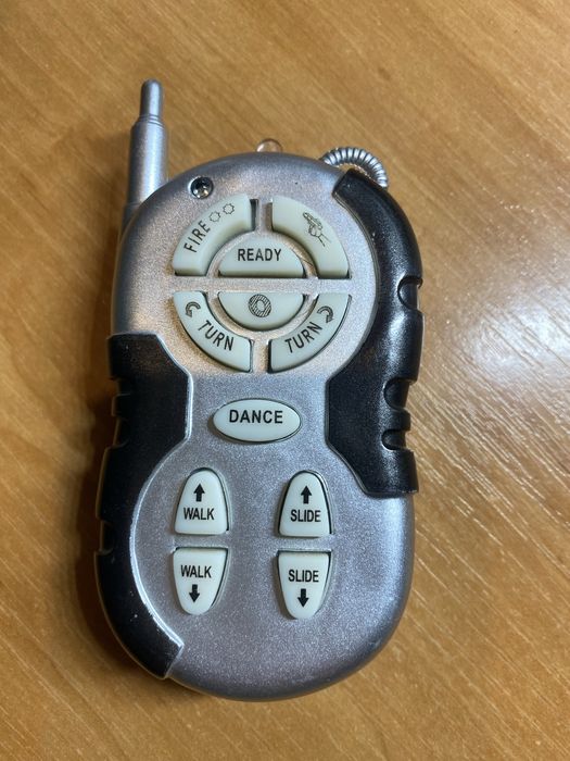 Робот на пульте управления Стреляет дисками