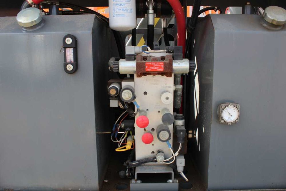nożycowy Skyjack SJ6832RT podnośnik diesel zwyżka 12 m terenowy genie