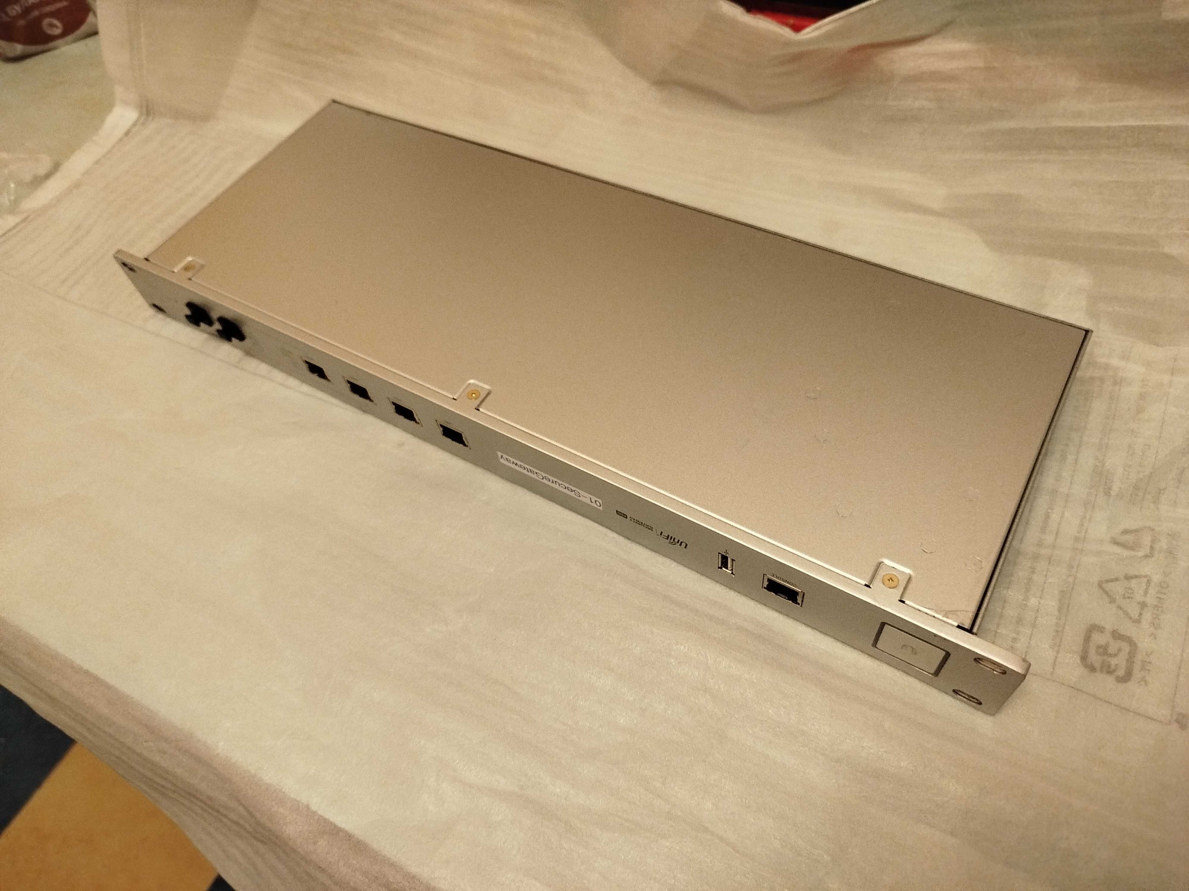 Роутер UniFi USG-PRO-4 Security Gateway
