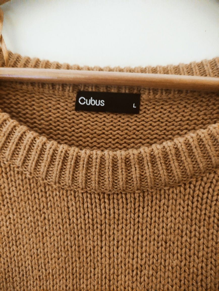 Ciepły sweter z kolorowymi rękawami firmy Cubus