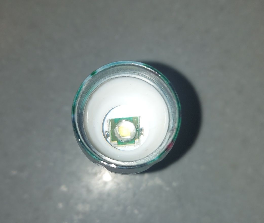 Аккумуляторный LED фонарь фонарик с регулировкой линзы
Металлический