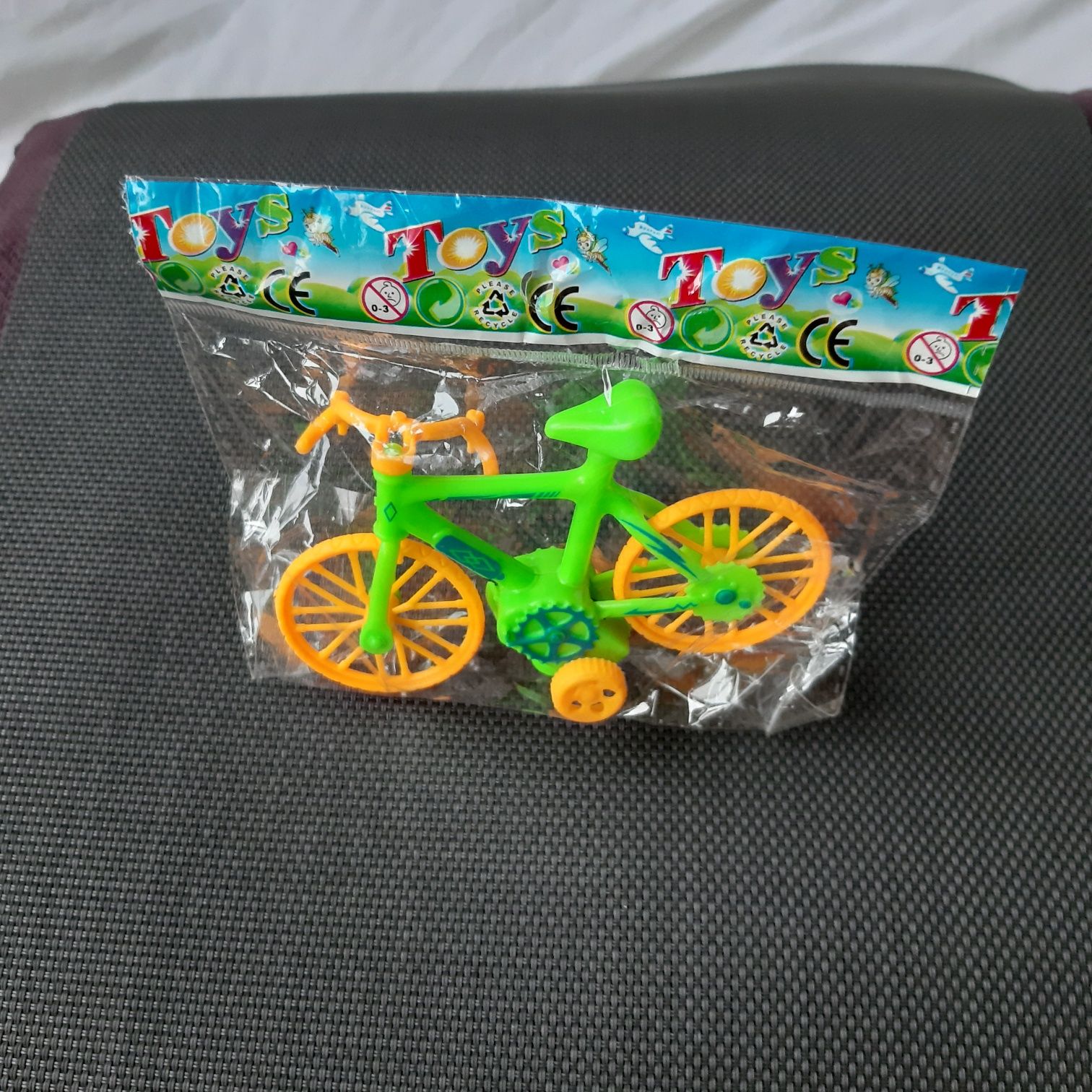 Rowerek nowy w folii zabawka figurka sprawny zielony żółty