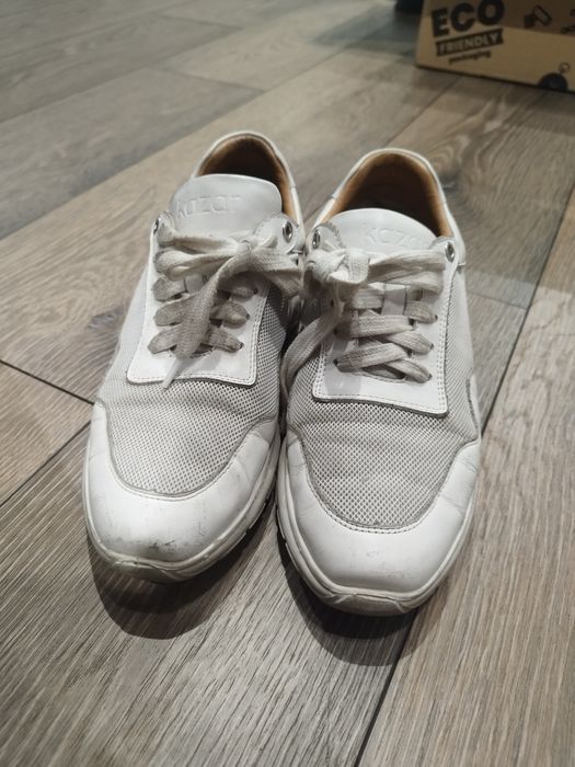 Białe damskie sneakersy Kazar