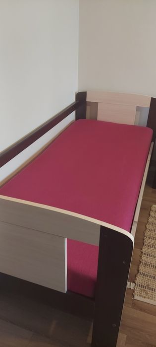Łóżko/ tapczanik z poręczą