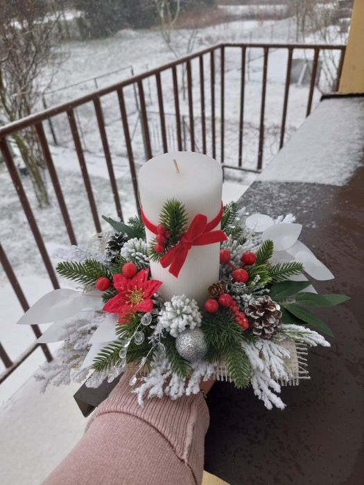 Świąteczna dekoracja na stół ze świecą