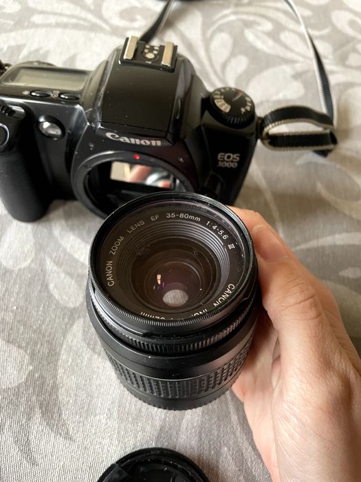 Máquina analógica Canon EOS 3000 + lente 35-80mm (kit completo)