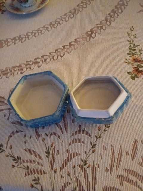 2 szkatułki na biżuterię ceramika  krem.zielona i niebieska z różyczką