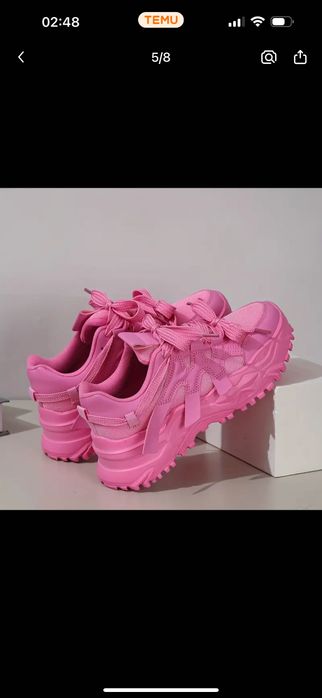 Модні рожеві кросівки