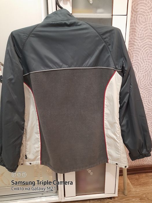 Продам спортивную ветровку