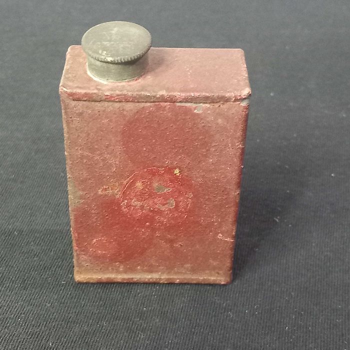 Pequena lata com tampa latão