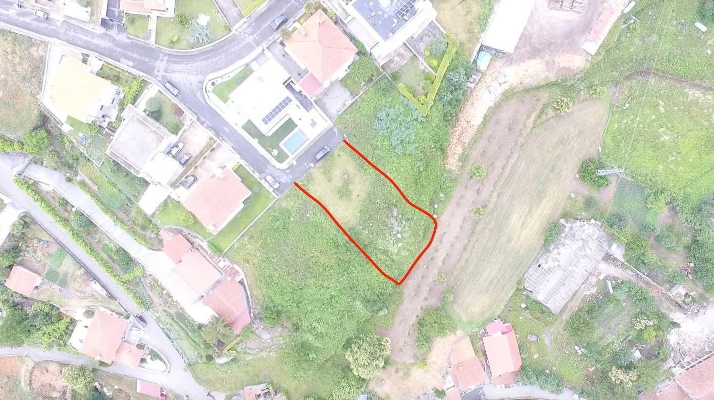 Terreno para Moradia de 2 Pisos com Piscina e Vista