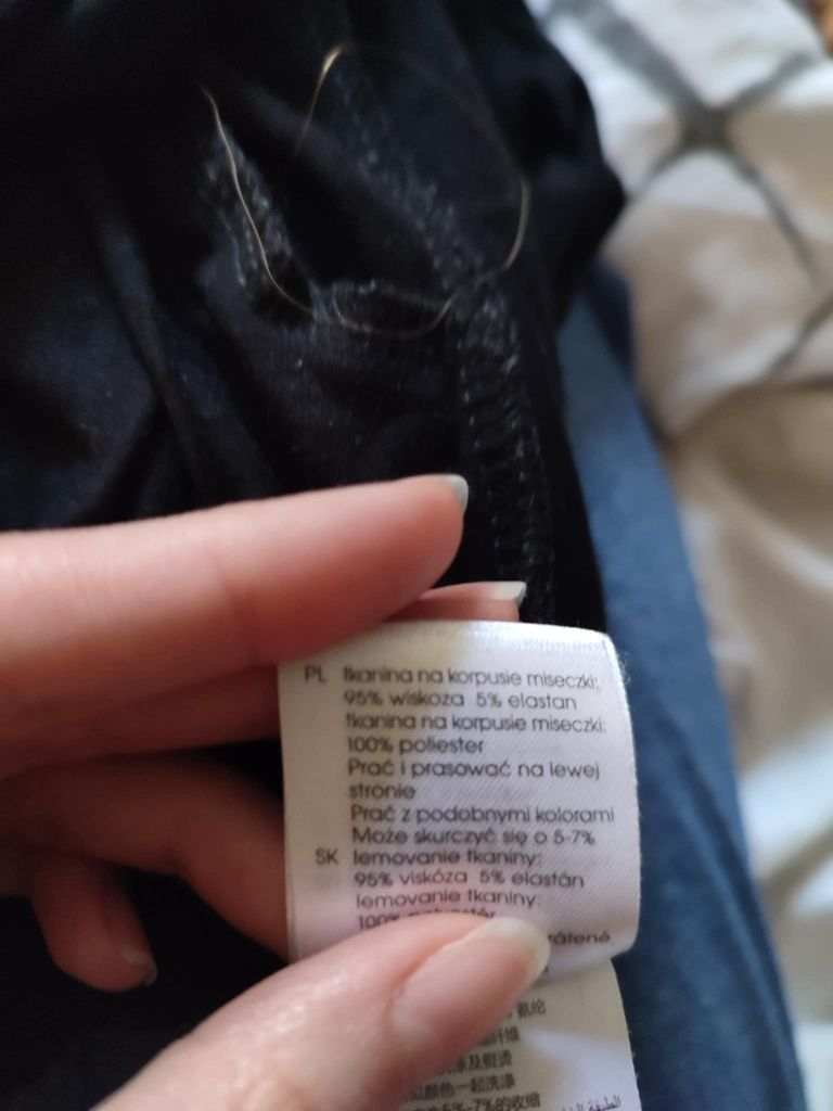 Czarny kombinezon z cekinami marki Lindex