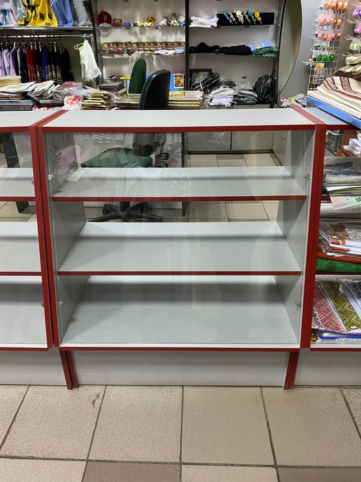 Вітрина , шафа для речей